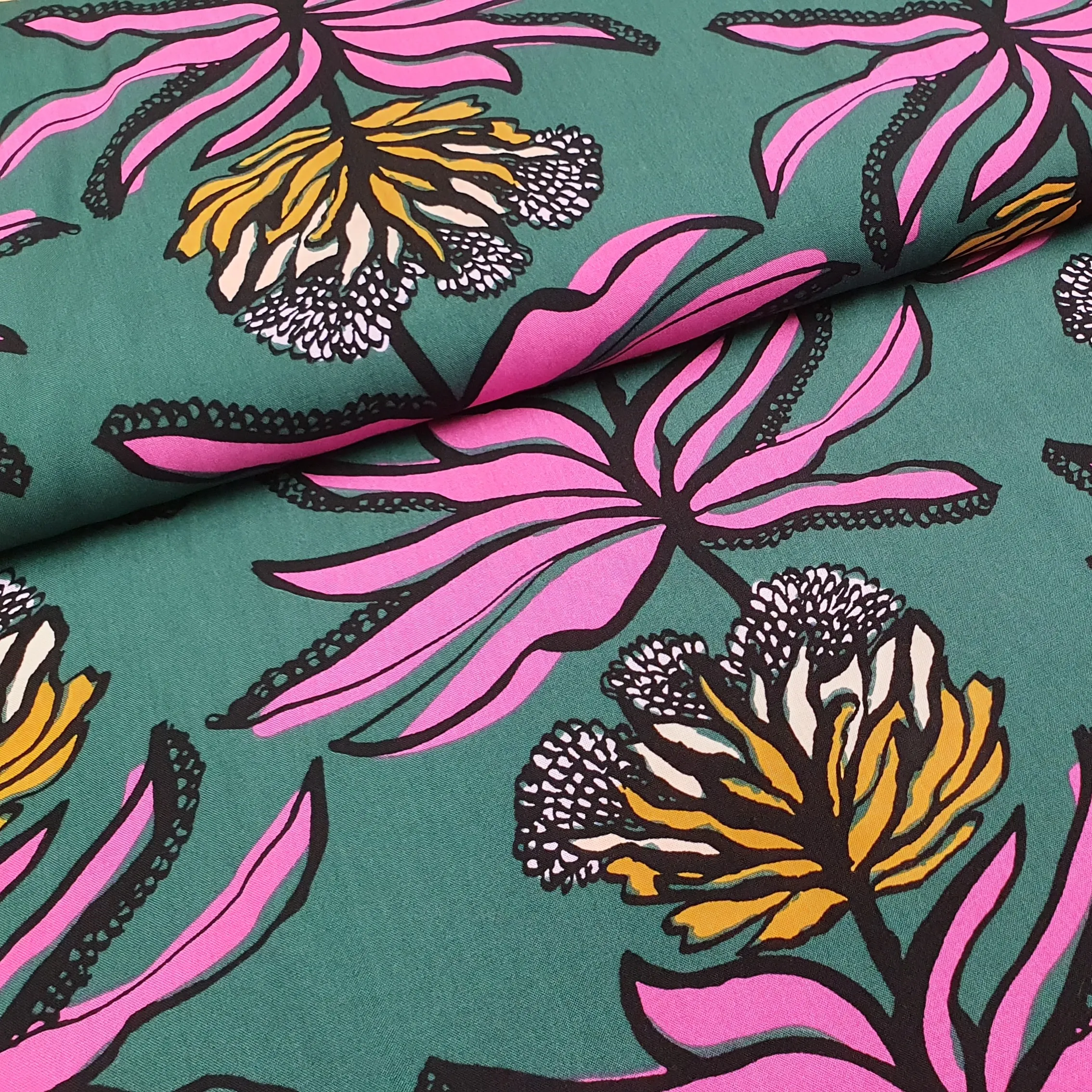 Petrol blauwe viscose met art deco bloem - Nerida Hansen